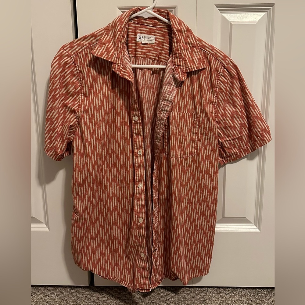 Short sleeve Gap button down, not worn much, in excellent condition.